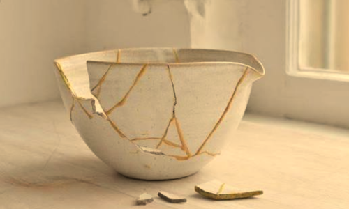 Taza de té rota y reparada con la técnica kintsugi