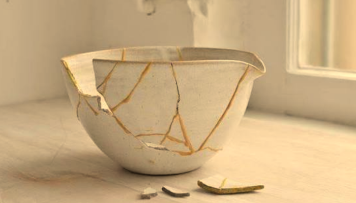 Taza de té rota y reparada con la técnica kintsugi