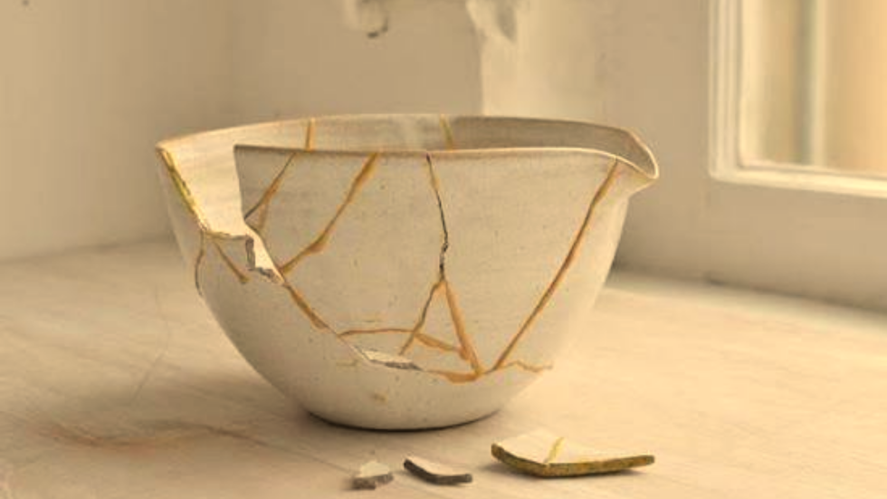 Taza de té rota y reparada con la técnica kintsugi