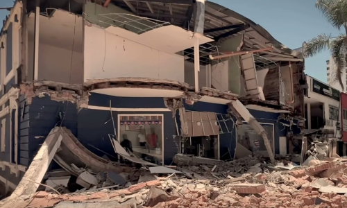 Casa destruida por el terremoto. Se ven los escombros