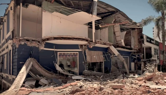Casa destruida por el terremoto. Se ven los escombros