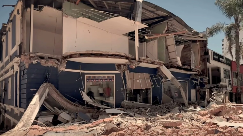 Casa destruida por el terremoto. Se ven los escombros