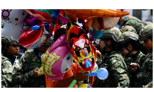 Rostros de militares y bombas multicolores para niños
