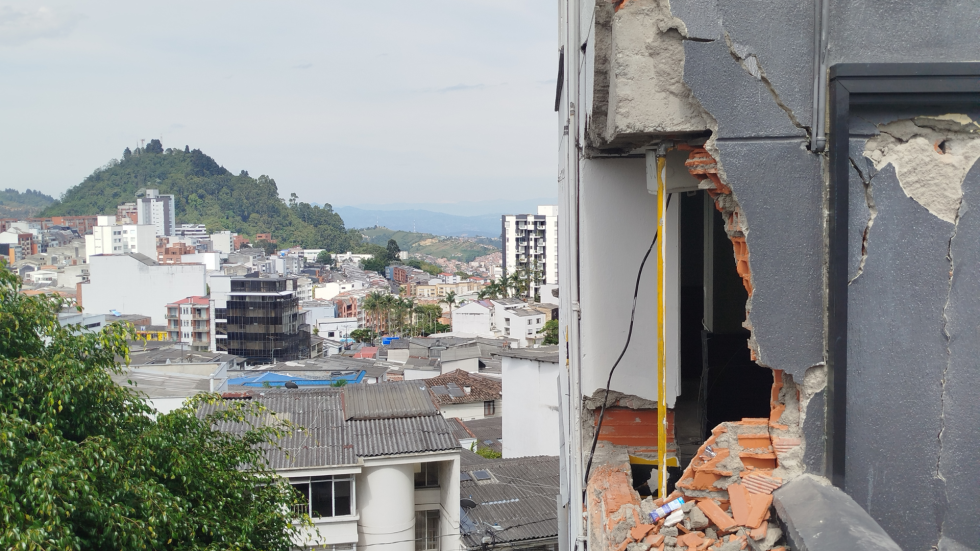 Edificio con daños por terremoto y al fondo el Morro San Cancio