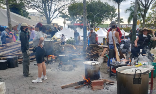 Olla comunitaria en fogón de leña