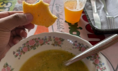 Foto de un plato de sopa