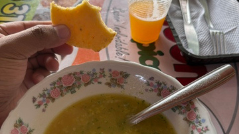 Foto de un plato de sopa