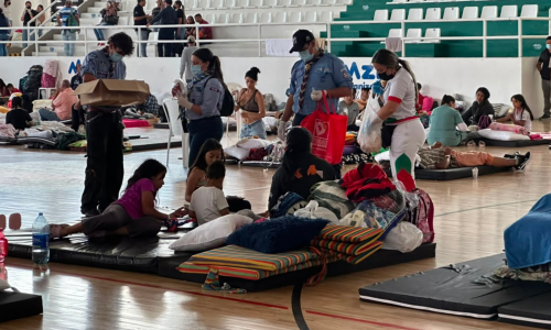 Niños damnificados en colchonetas