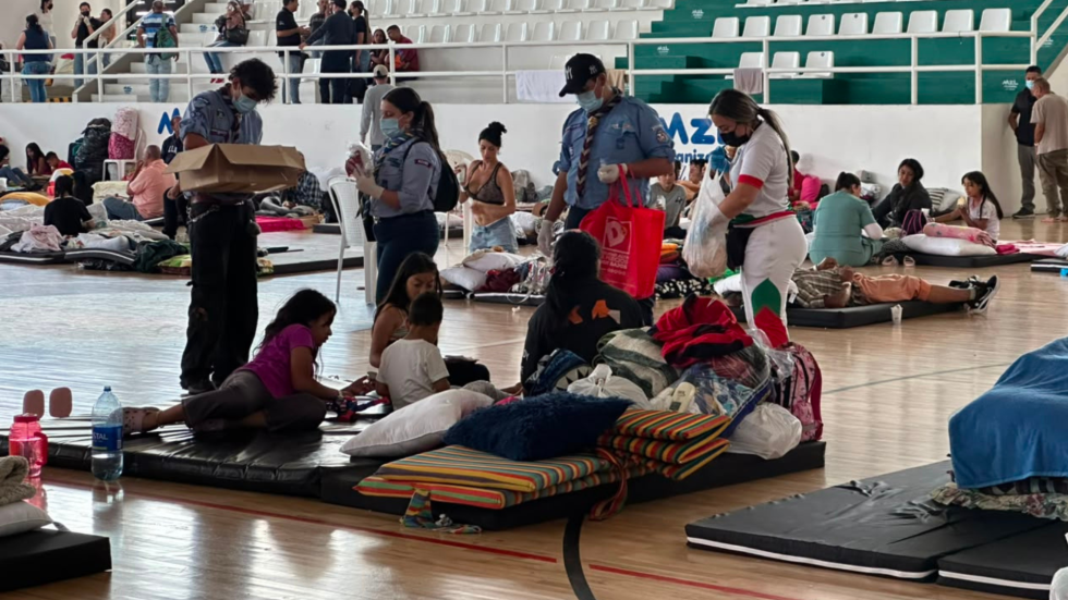 Niños damnificados en colchonetas