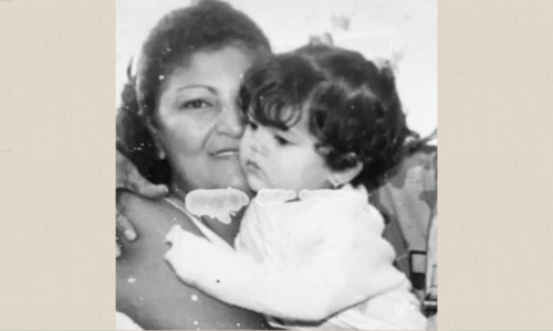 Foto en blanco y negro, antigua, de una mujer y una bebé