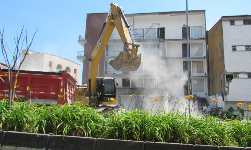 Retroexcavadora recogiendo escombros