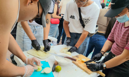 Mujeres cocinando colectivamente