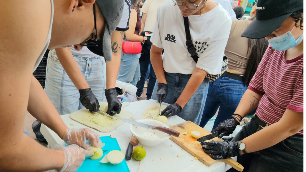 Mujeres cocinando colectivamente