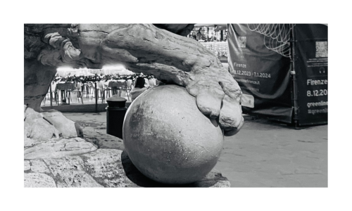 Escultura de una garra de un león pisando un planeta