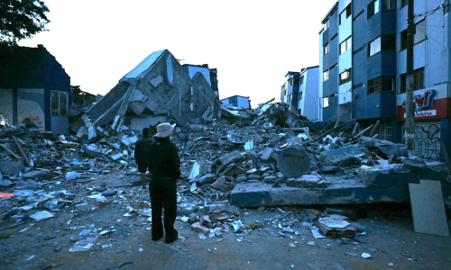 Edificio destruido y un hombre mirando