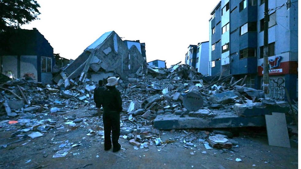 Edificio destruido y un hombre mirando