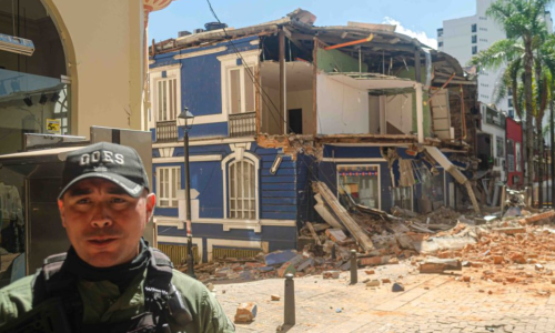 Casa azul de dos pisos, de bahareque, destruida por el terremoto.