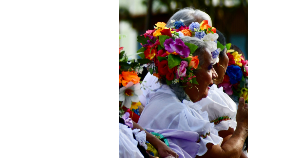 Detalle de una foto en la que se aprecia una mujer mayor con flores en la cabeza