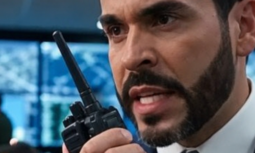 Abelardo de la Espriella hablando por walkie talkie