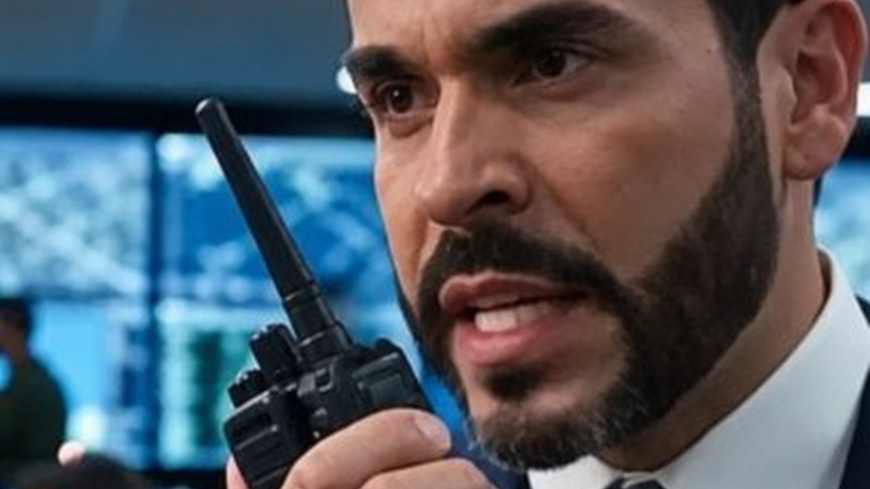 Abelardo de la Espriella hablando por walkie talkie