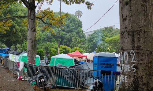 Los baños portátiles son una solución temporal para los más de mil damnificados alojados en el parque Olaya, en Pereira
