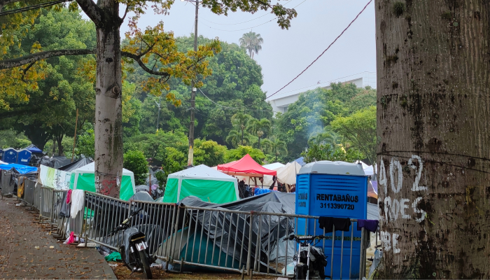 Los baños portátiles son una solución temporal para los más de mil damnificados alojados en el parque Olaya, en Pereira