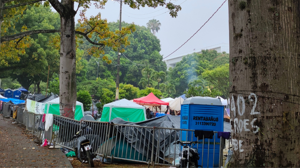 Los baños portátiles son una solución temporal para los más de mil damnificados alojados en el parque Olaya, en Pereira