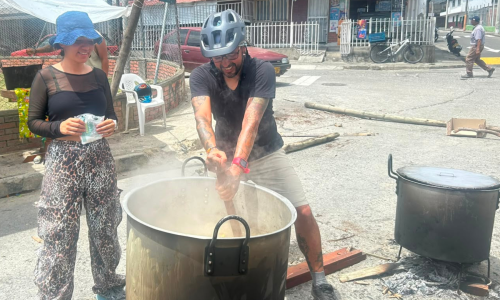 Olla en leña en la calle
