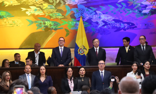 Foto de Gustavo Petro en el cierre del Congreso. Al fondo un mural de Obregón