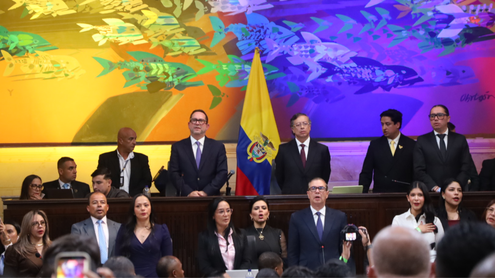 Foto de Gustavo Petro en el cierre del Congreso. Al fondo un mural de Obregón
