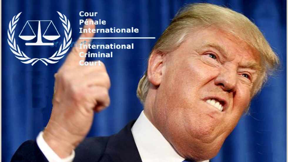 Trump haciendo un gesto con el dedo