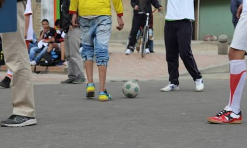 Niños jugando fútbol