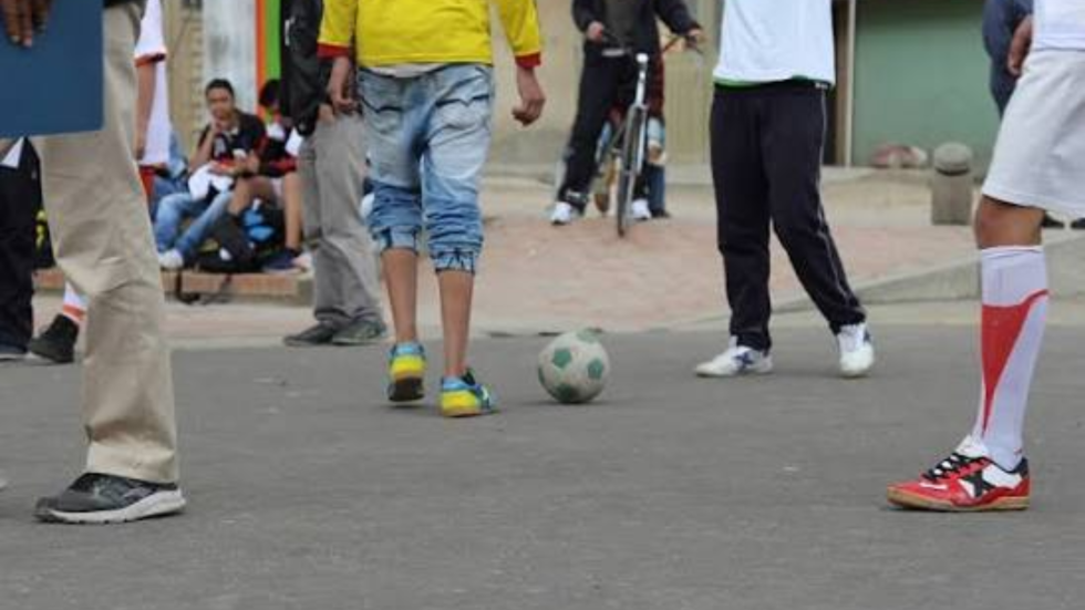 Niños jugando fútbol