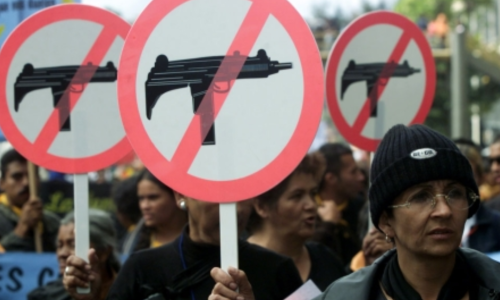 Carteles de prohibición de armas en una manifestación