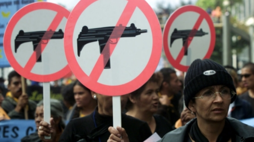 Carteles de prohibición de armas en una manifestación