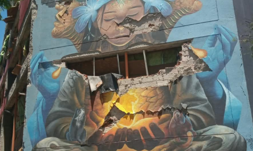 Mural resquebrajado por terremoto