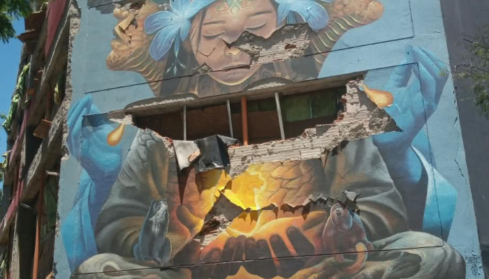 Mural resquebrajado por terremoto
