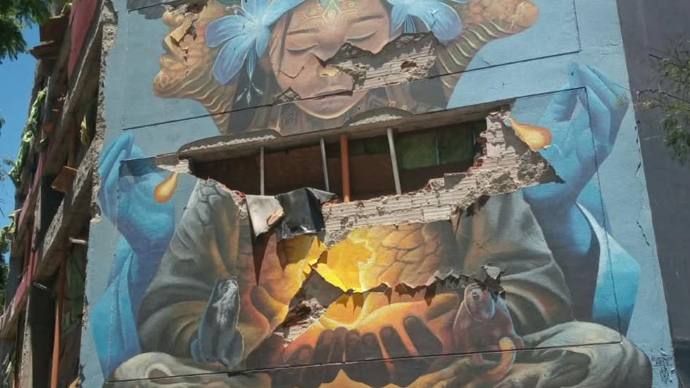 Mural resquebrajado por terremoto