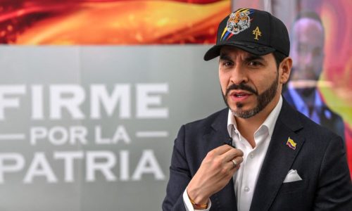 Abelardo de la Espriella con gorra de Firmes por la Patria