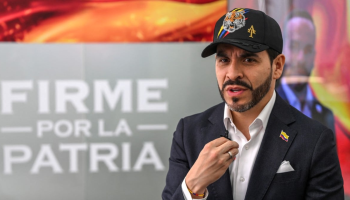 Abelardo de la Espriella con gorra de Firmes por la Patria