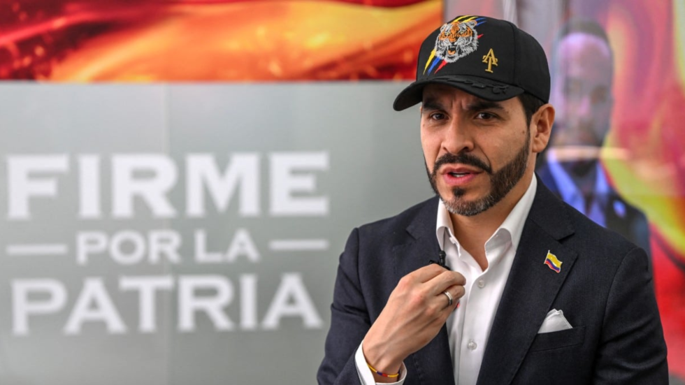 Abelardo de la Espriella con gorra de Firmes por la Patria