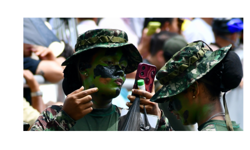 Recorte de una foto de una mujer militar maquillándose