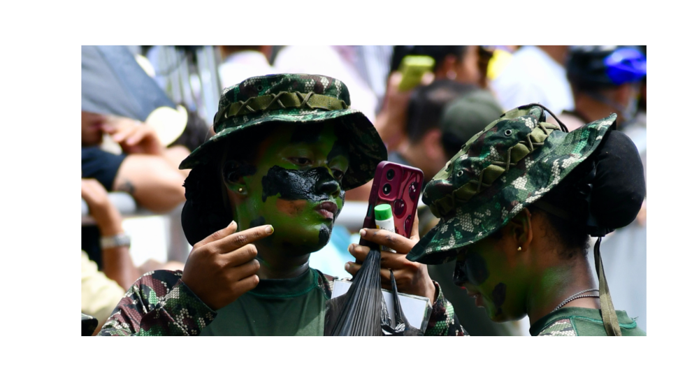 Recorte de una foto de una mujer militar maquillándose