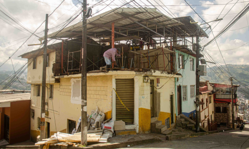 Arreglos en el techo de una casa