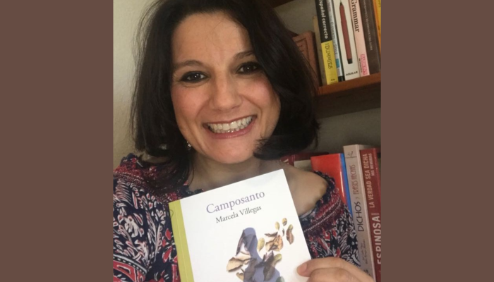 Marcela Villegas con su libro Camposanto