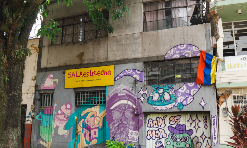 Fachada de Sala Estrecha, sede teatral.
