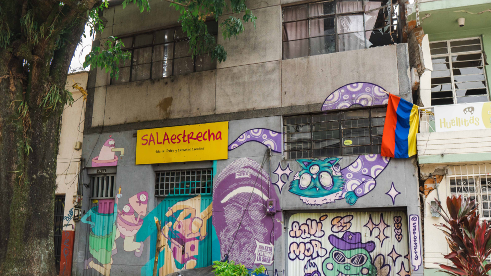 Fachada de Sala Estrecha, sede teatral.