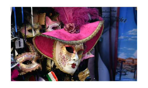 Máscara blanca con sombrero rosado
