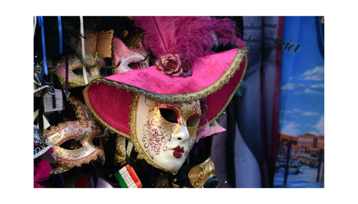 Máscara blanca con sombrero rosado