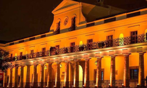 Foto nocturna del palacio de gobierno de Ecuador